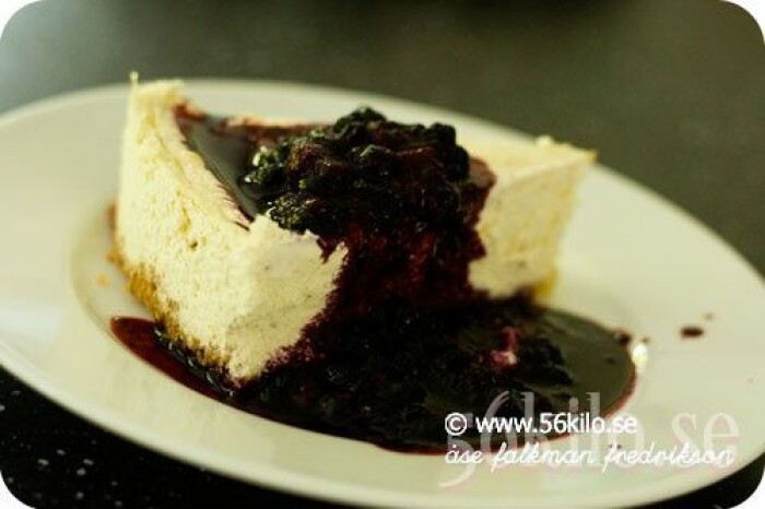 LCHF Cheesecake med smälta blåbär