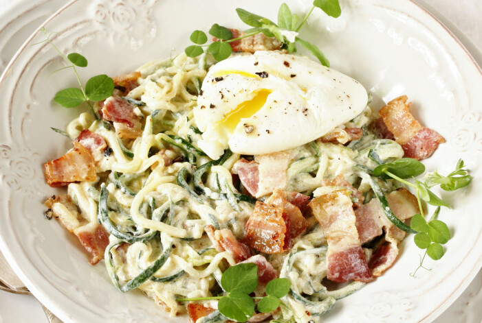 LCHF-recepten ser mycket olika ut, men många föredrar bacon, ägg och krämiga såser, som till exempel en klassisk pasta carbonara men med zucchini istället för spagetti. LCHF recept