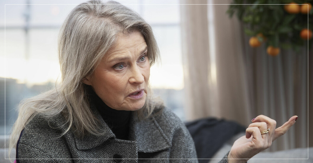 Lena Endre i en grå jacka.
