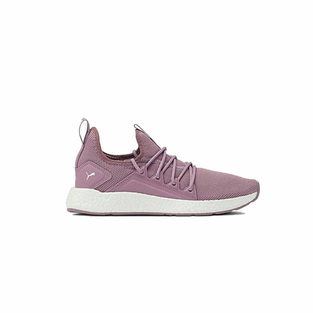 Löparskor från Puma, <a href="http://www.awin1.com/cread.php?awinaffid=439047&awinmid=8905&clickref=traningsskor-var&p=https%3A%2F%2Fwww.ellos.se%2Fpuma%2Floparskor-nrgy-neko-wn-s%2F1534669-02" target="_blank" rel="noopener">699 kronor</a>. Lila löparsko från Ellos