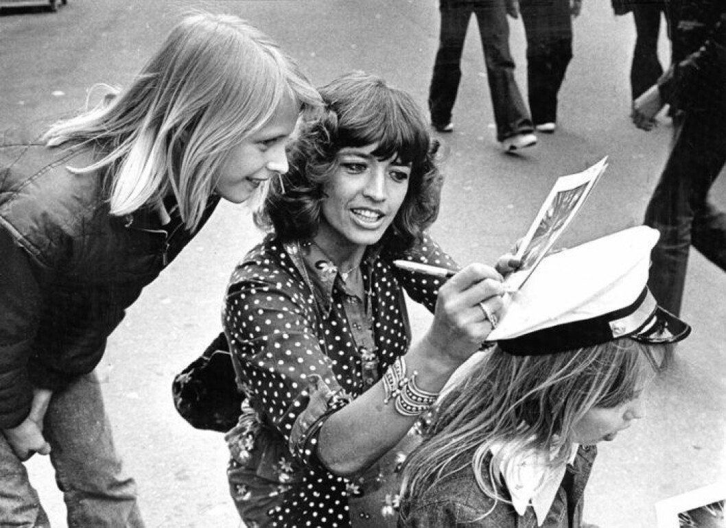 Barbro ”Lill-Babs” Svensson skriver autografer 1976. Bild: IBL Bildbyrå Barbro "Lill-Babs" Svensson skriver autografer 1976