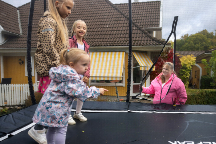 Att Linda inte längre kan se sina barn är en stor sorg. Däremot kan hon höra dem desto bättre, och barnen har också blivit duktiga på att beskriva hur saker och ting ser ut. Linda, som blev blind efter en misslyckad ögonoperation, står vid en studsmatta och lyssnar när tre barn hoppar.