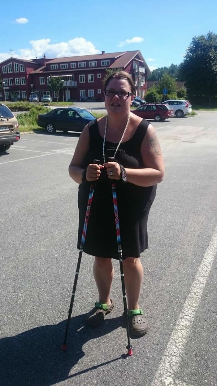Linda var ute och gick mycket med gåstavar för att gå ner i vikt och må bättre. Foto: Privat. Linda Vackenklint med gåstavar