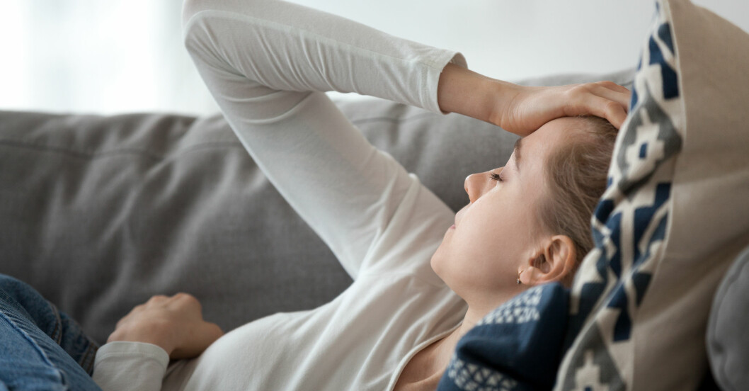 kvinna lindrar huvudvärk med huskurer