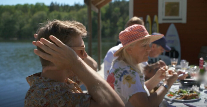 Linus Wahlgren håller för öronen. Linus Wahlgren och Christina Schollin i programmet