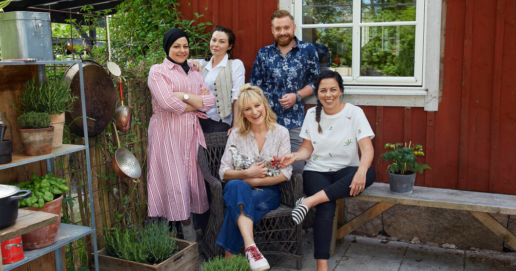 I matprogrammet <em>Timjan, tupp och tårta</em> på SVT har Lisa sällskap av Zeina Mourtada, Sandra Mastio, Jimmy Brorsson och Emma Lindquist. Foto: Magnus Carlsson/SVT/TT Foto från matprogrammet Timjan, tupp och tårta på SVT med Lisa Lemke och en grupp glada kollegor.