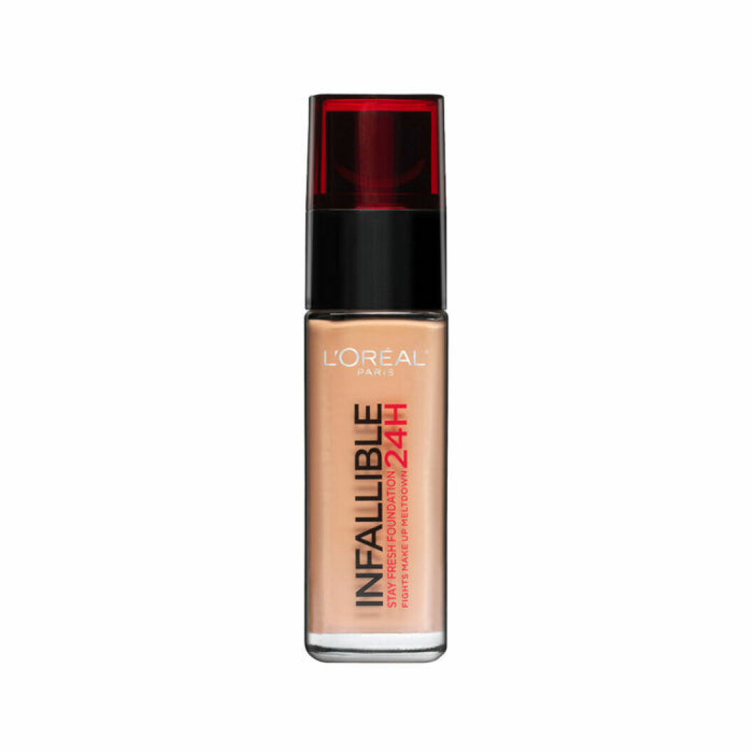 Foundation från L´Oréal Paris, 169 kronor. <a href="https://track.adtraction.com/t/t?a=1136856392&as=1213658115&t=2&tk=1&epi=tackande-foundation&url=https://www.ahlens.se/Skonhet/makeup/ansikte-15247/l-oreal-paris-infallible-24h-stay-fresh-foundation-926109/" target="_blank" rel="noopener">Här kan du köpa den</a>. täckande foundation loreal