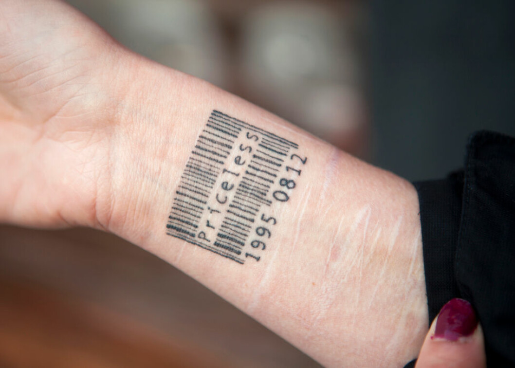 Tatueringen betyder ovärderlig och har starkt symboliskt värde för Louise: "Inga pengar i världen kan köpa mig längre, jag är inte till salu."