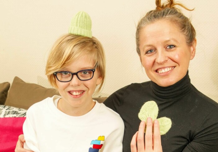 Lucas tycker det är kul att mamma Asja har tagit vara på mössan och de pyttesmå vantarna han använde för att hålla värmen när han var nyfödd och kämpade för sin överlevnad. Här sitter han bredvid sin storasyster Thea. Lucas tillsammans med sin storasyster Thea.