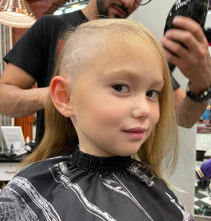 Ida Kjos dotter Lykke hos frisören – inspirerad av mamma och moster. Foto: Privat. Ida Kjos dotter får håret rakat hos frisören