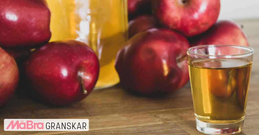 Äpplen och ett glas med äppelcidervinäger