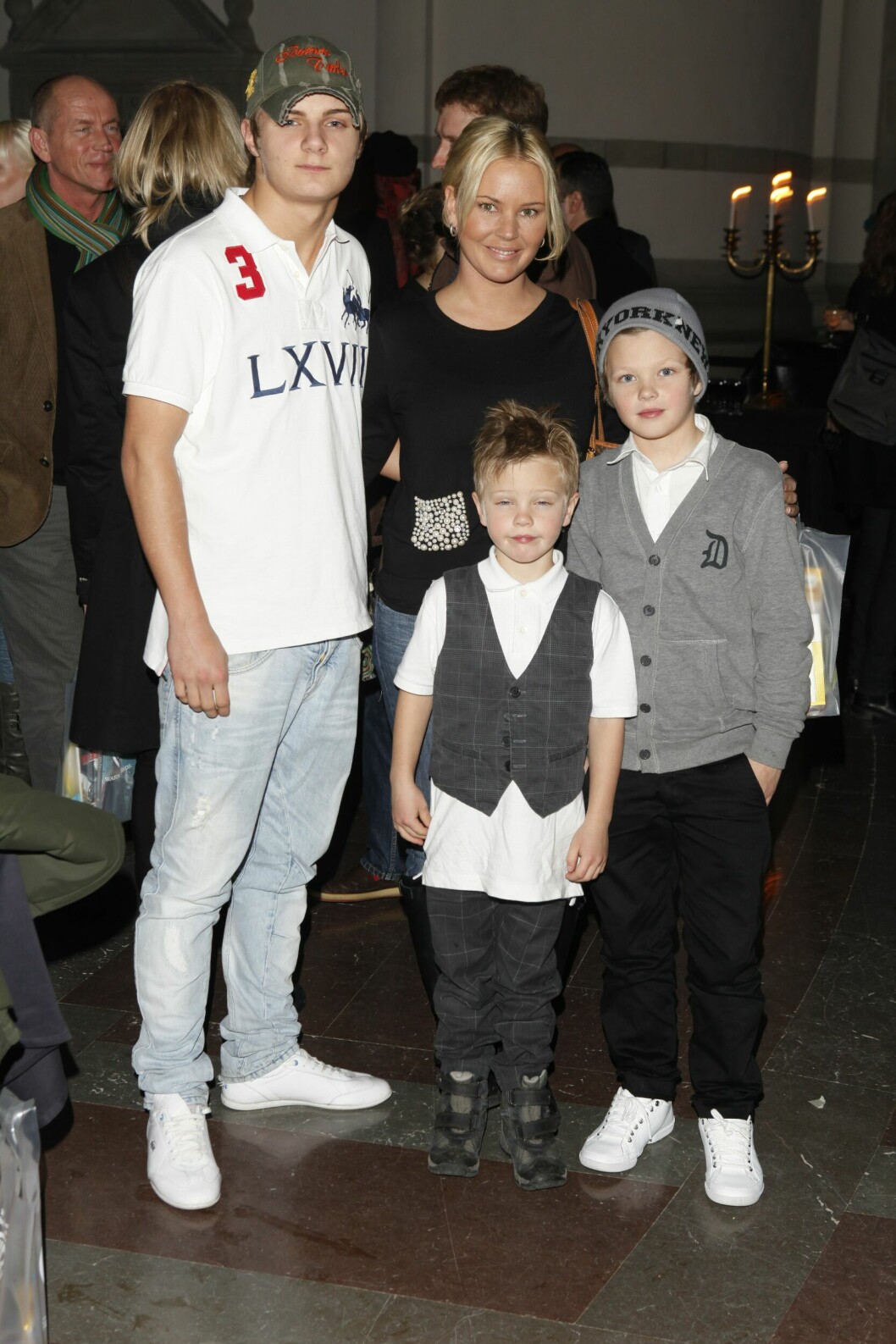 Magdalena Graaf med sönerna Isak, Tristan och Lancelot på filmpremiär i Stockholm 2010. Magdalena graaf med sönerna Isak, Tristan och Lancelot