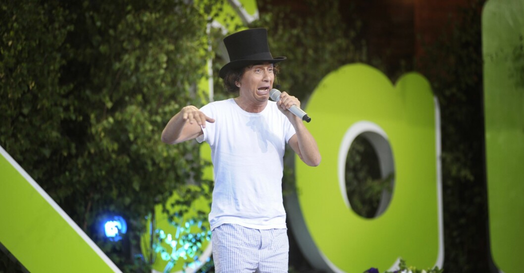 En lättklädd Magnus Uggla uppträder på Allsång på Skansen 2009