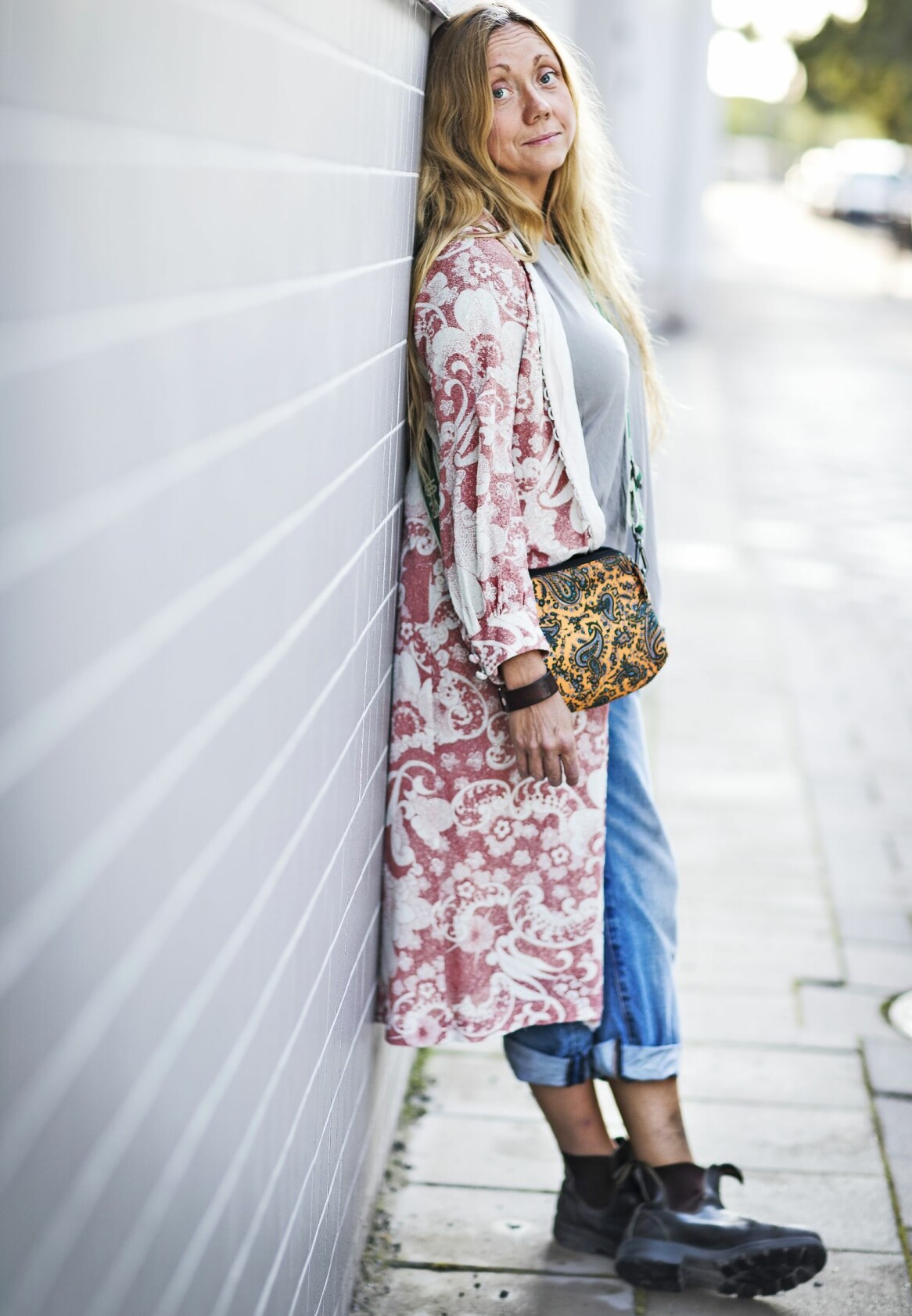 ”Jag funderade på olika sätt att ta mitt liv. Hängning kändes bra” säger Magriffe som idag är glad att det inte skedde. Foto: Veronica Kindblad. Magriffe lutar sig mot en vägg och ser fundersam ut.