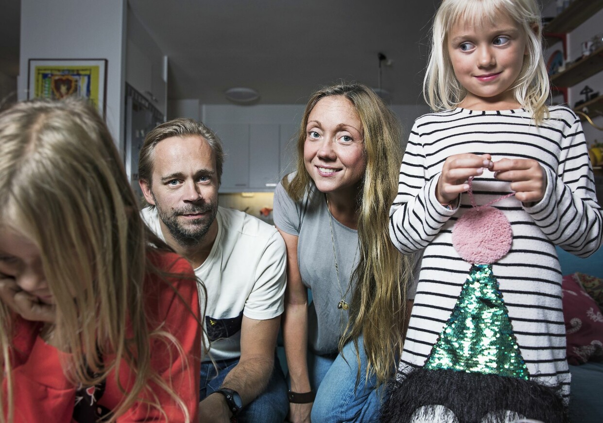 Magriffe med sin familj, maken Fredrik Hansson-Attack och döttrarna Filippa och Isabell. ”Idag är jag så lycklig över att jag inte tog mitt liv, jag vill inte missa mina barns uppväxt
och allt som händer i deras liv”. Foto: Veronica Kindblad Magriffe med man och döttrar i soffan.