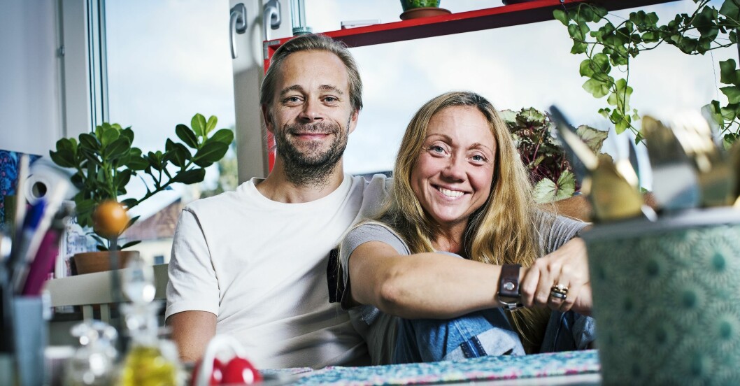 ”Min man Fredrik har varit fantastisk. Han har fått ta, och tar, mycket ansvar i hemmet för att jag inte har kunnat”, säger Magriffe. Foto: Veronica Kindblad Magriffe och maken Fredrik ser lyckliga ut tillsammans.