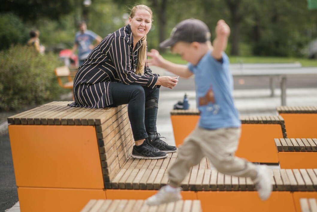 ”Jag skulle vilja vara den där mamman som klättrar i träd och kan springa ikapp sitt barn. Men samtidigt är jag jättestolt över att jag har kommit dit jag är i dag”, säger Maja. Foto: Jennifer Glans Maja, som ficks trike under graviditeten, sitter på lekplatsen och tittar när sonen leker.