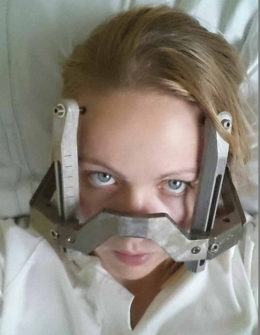 Maja I sjukhussäng efter sin stroke under en graviditet 