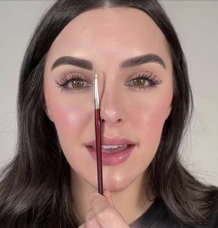 Janae Locklard visar skillnaden på en mindre naturlig ögonbryns-look på vänster ögonbryn, och en mer naturlig look till höger.<br class=""><span class=" italic" data-lab-italic_desktop="italic">Foto: TikTok/The Sun.</span> Janae Locklard visar skillnaden på en hård sminkning och en mer naturlig.
