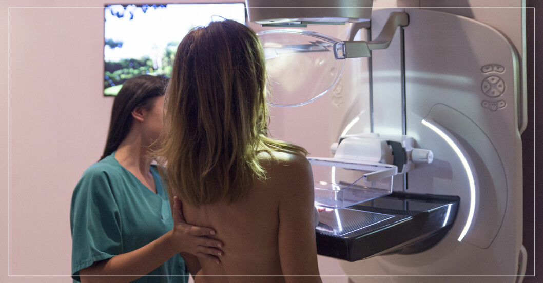 kvinna gör mammografi av sitt bröst