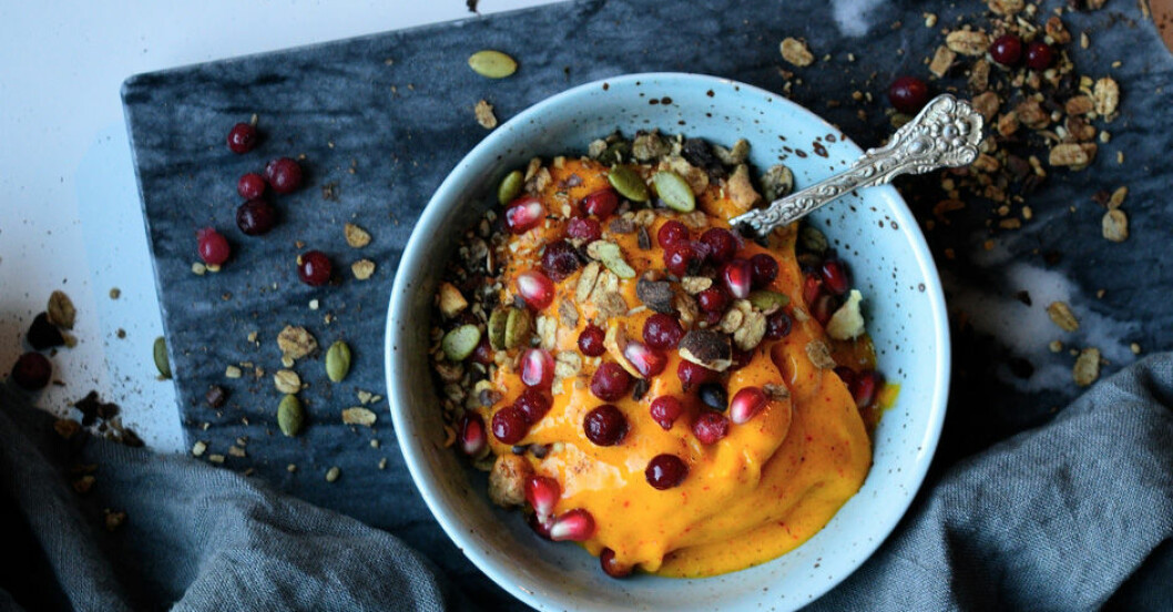Mangoglass toppad med frön, lingon och granatäppelkärnor.