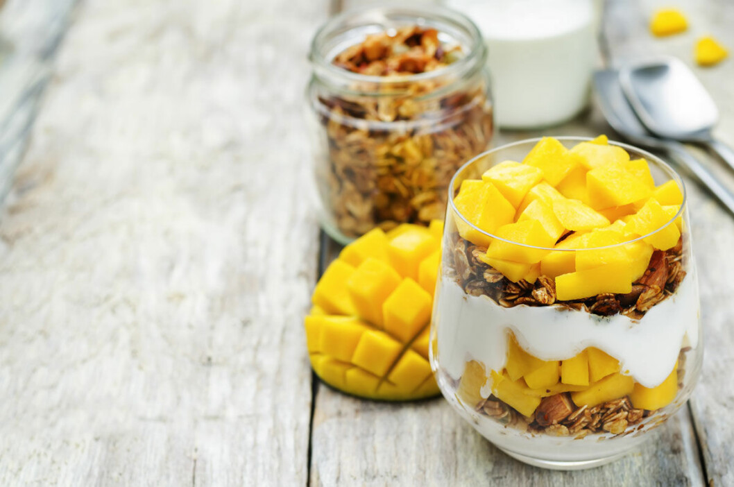 Overnight oats med yoghurt, mango och granola.