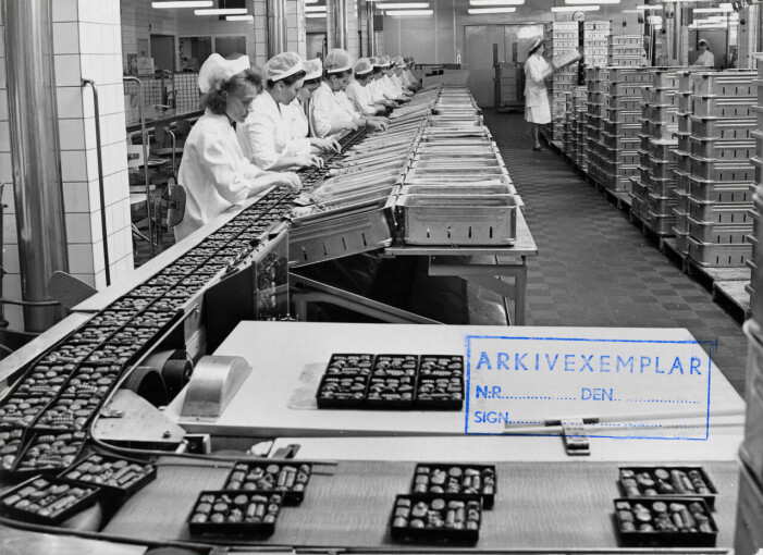 Pralinproduktion i fabriken i Sundbyberg 1964. Foto: Erland Sköllegård Pralinproduktion i Maraboufabriken i Sundbyberg 1964.