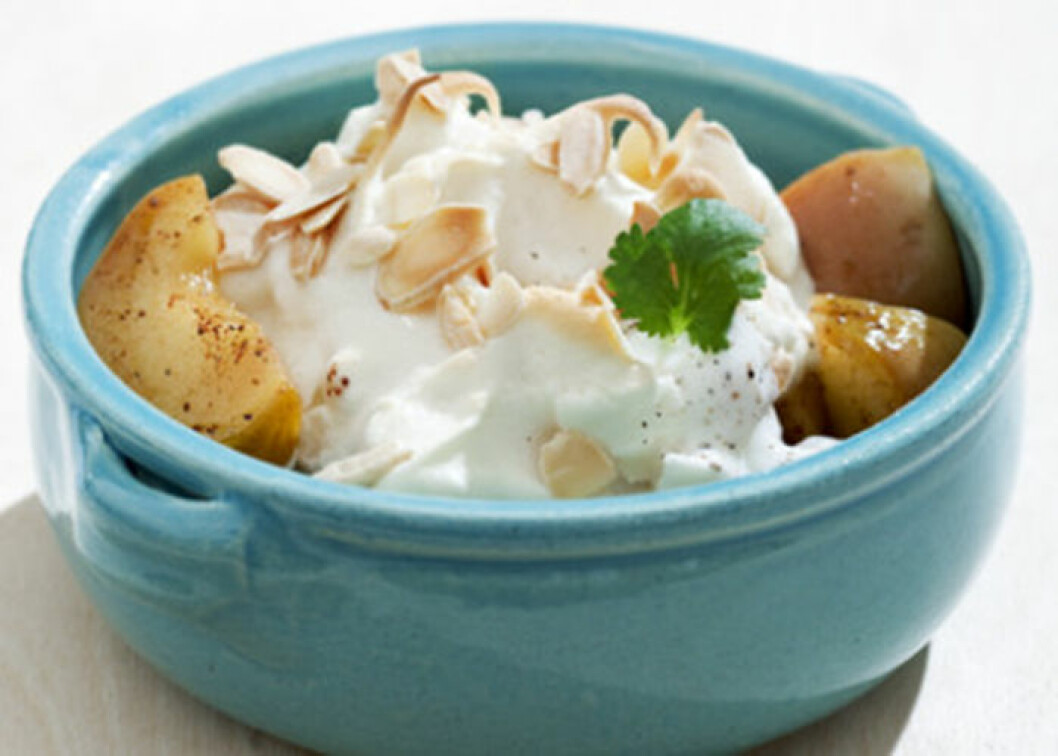 Dessert med yoghurt: Marängäpplen med vaniljyogella.