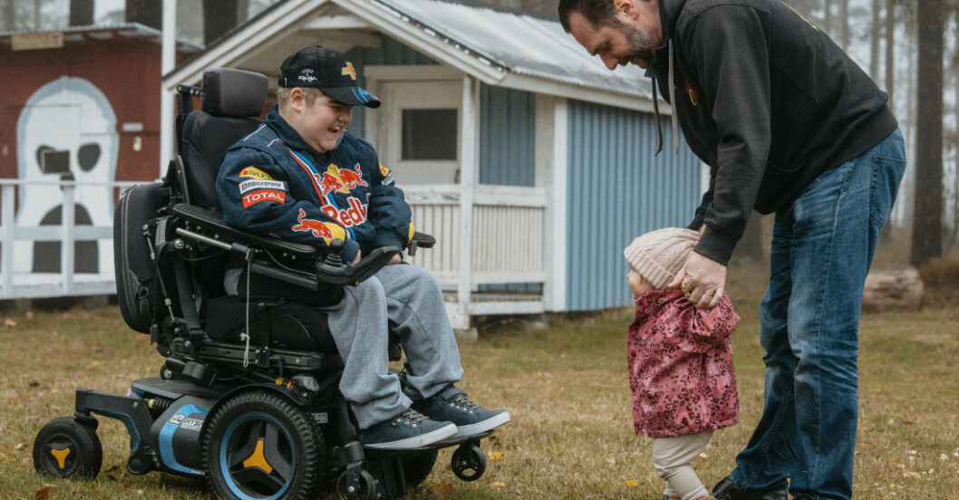Marcus har en nära relation till sin syster Emelie, och älskar att busa med systerdottern Elly som här får en hjälpande hand av sin morfar Jörgen. Marcus med lillasyster Emelie