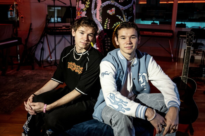 Den norska pop- och tvillingduon Marcus och Martinius tar sig an svenska Mello. Marcus och Martinius ler och tittar in i kameran.