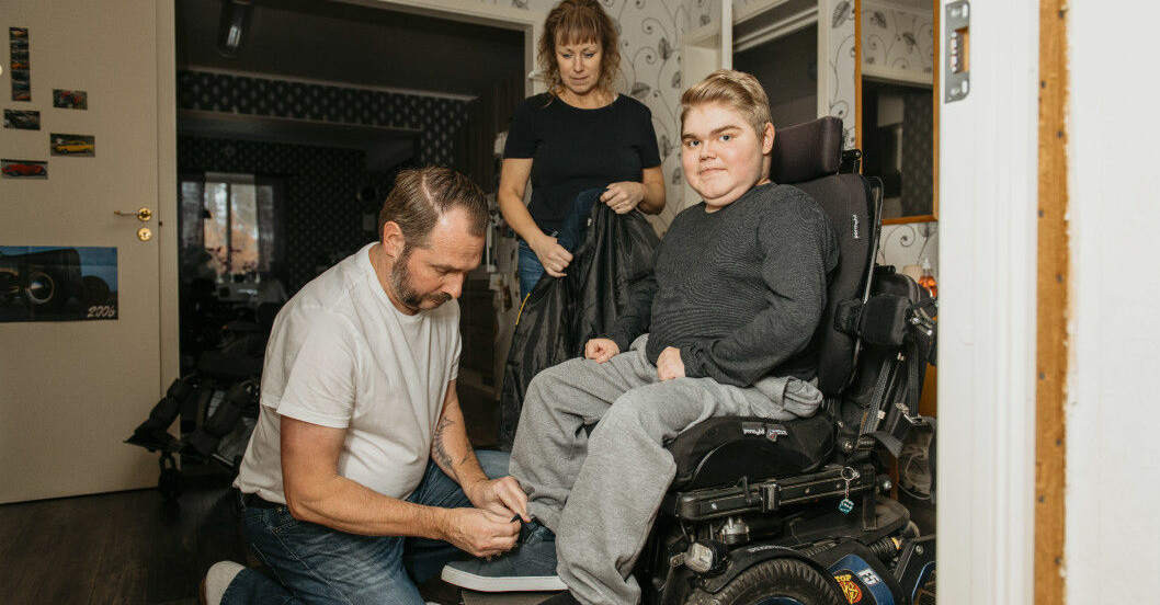 Marcus behöver hjälp med det mesta i vardagen. Pappa Jörgen och mamma Lena bistår gärna sin son. Marcus sjukdom gör att han behöver hjälp i vardagen