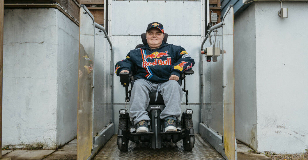 Marcus har en rad hjälpmedel för att vardagen ska fungera så smidigt som möjligt trots sjukdomen. Marcus har ovanlig muskelsjukdom