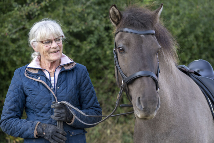 "Jag började inte rida förrän jag var 62, så jag har mycket att ta igen", säger Marianne Gripman. Foto: Mia Zettermark Marianne Gripman står brevid sin islandshäst Moldi.