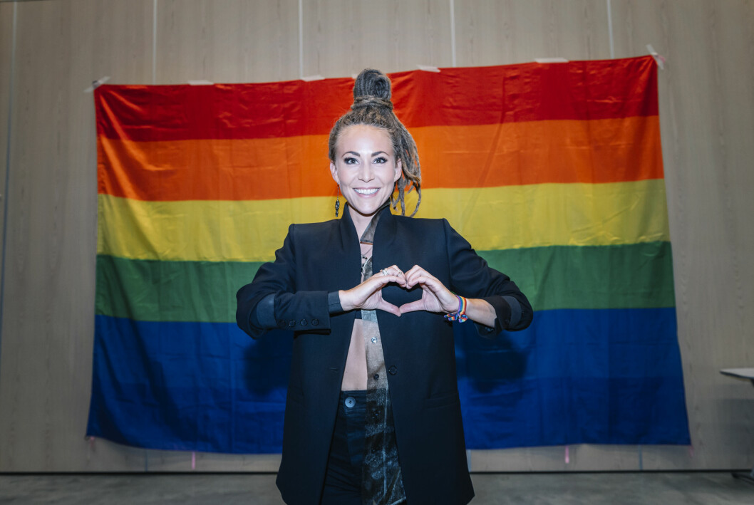 Mariette Hansson är stolt över sin och Isabelles familj med två mammor och barn. mariette hansson vid prideflaggan