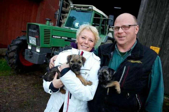 Marita och Mikael Larsson med sina två hundar. Foto: Johan Främst/Aftonbladet. Marita och Mikael står på gården med sina två hundar