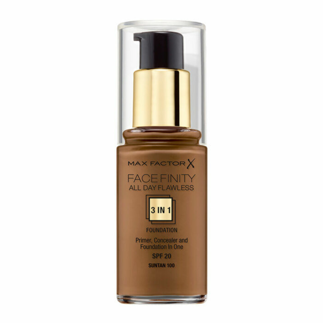 Foundation från Max Factor, 169 kronor. <a href="https://track.adtraction.com/t/t?a=1117786221&as=1213658115&t=2&tk=1&epi=tackande-foundation&url=https://www.lyko.se/max-factor/max-factor-all-day-flawless-3-in-1-foundation-100-sun-tan" target="_blank" rel="noopener">Här kan du köpa den</a>. täckande foundation 3-in-1 max factor