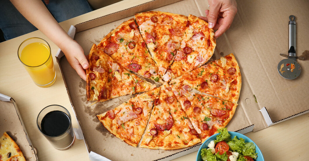 Stora måltider kan få magen att svullna. Det gör andningen tyngre. En stor pizza i sin kartong