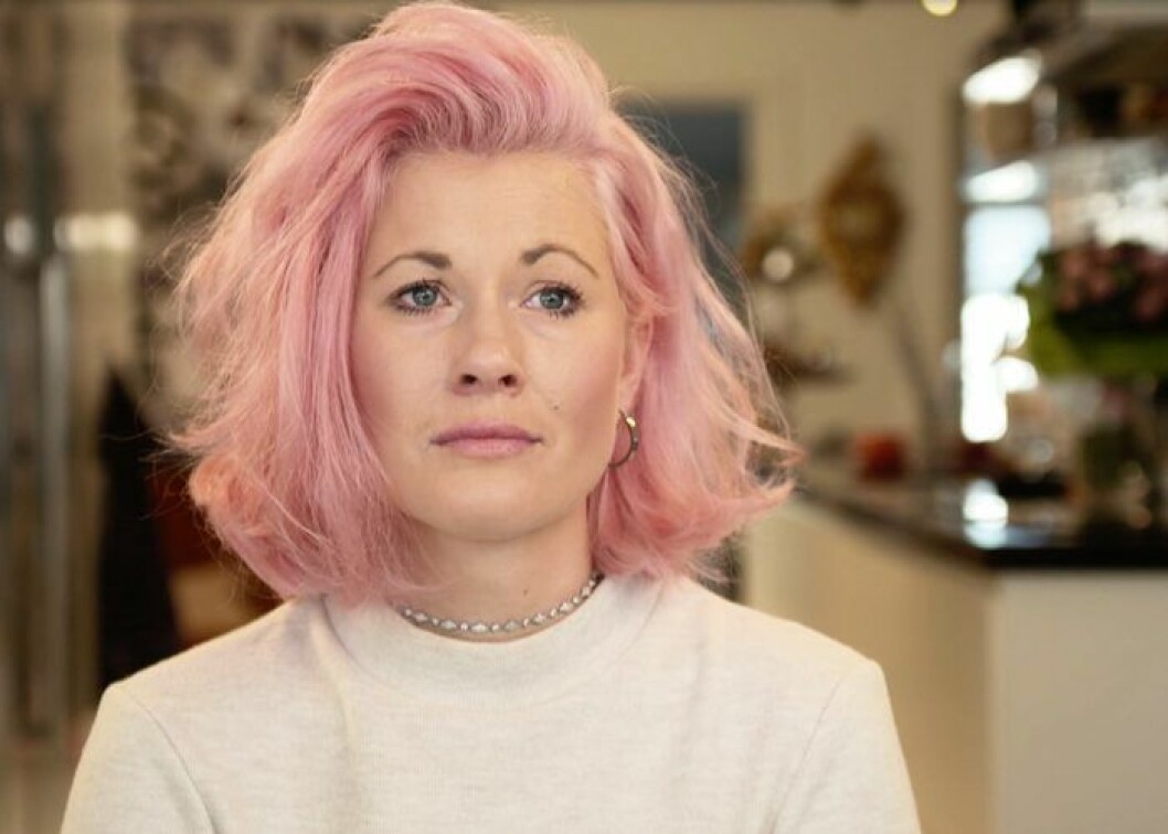 Familjehemsmamman Melinda känner skuld över det som hände Esmeralda, trots att hon gjorde allt hon kunde. Melinda i vit tröja.