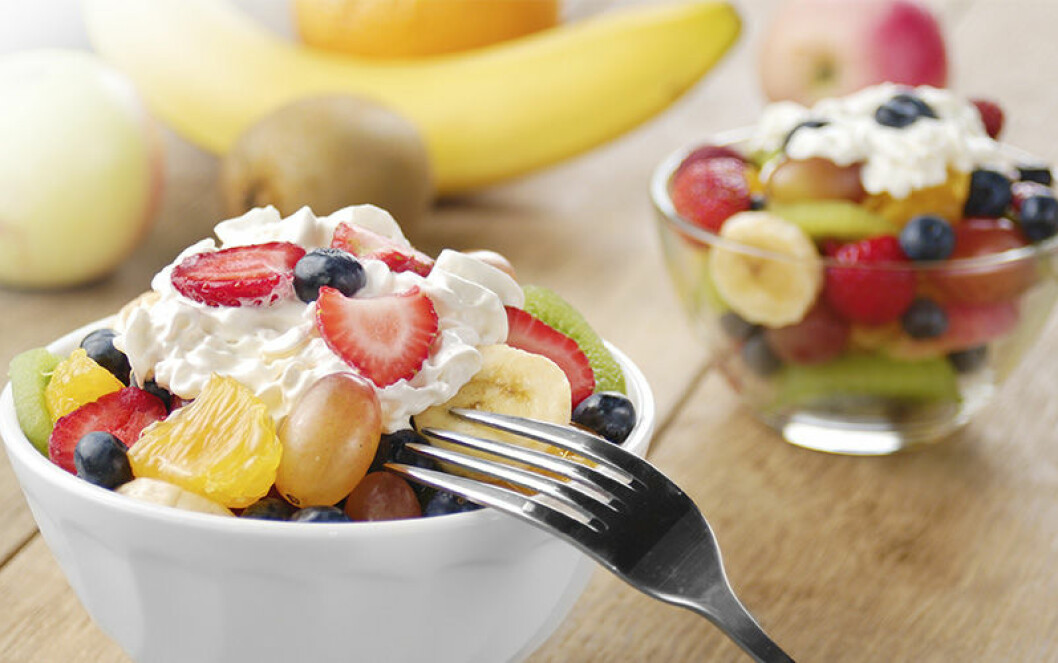 Fruktsallad med kvarg är bra mellanmål som är lätt att ha med