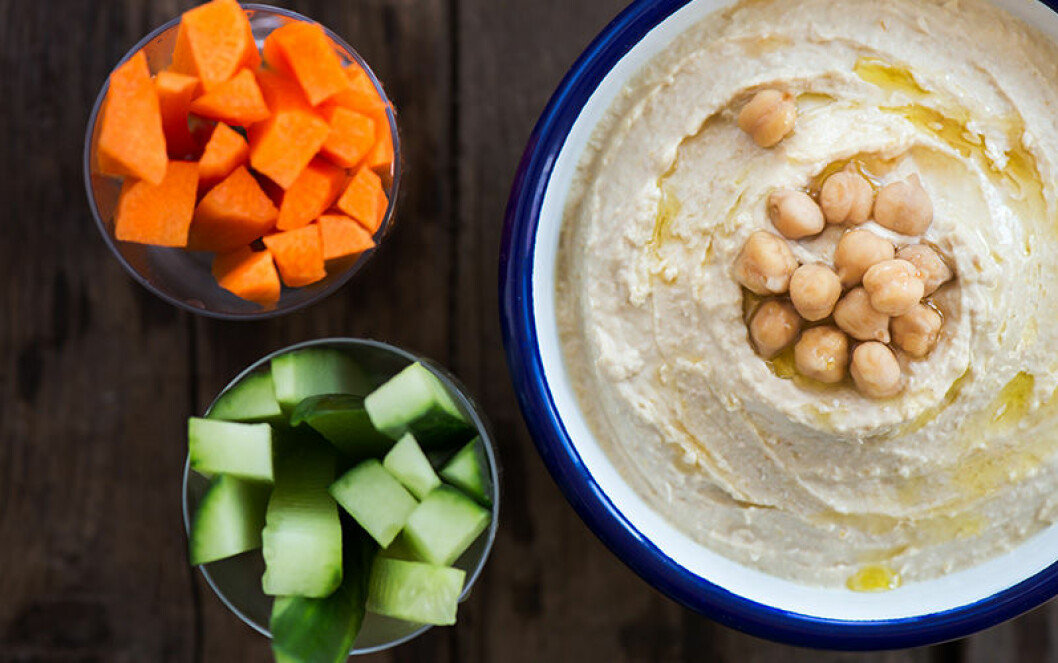 Grönsaksstavar med hummus är lätt att ha med sig som mellanmål