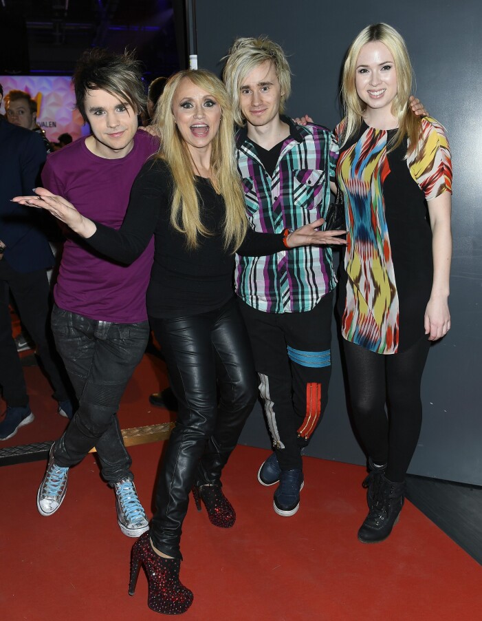 Nanne med sina söner och bandet Bracelet som uppträdde i Melodifestivalen 2014