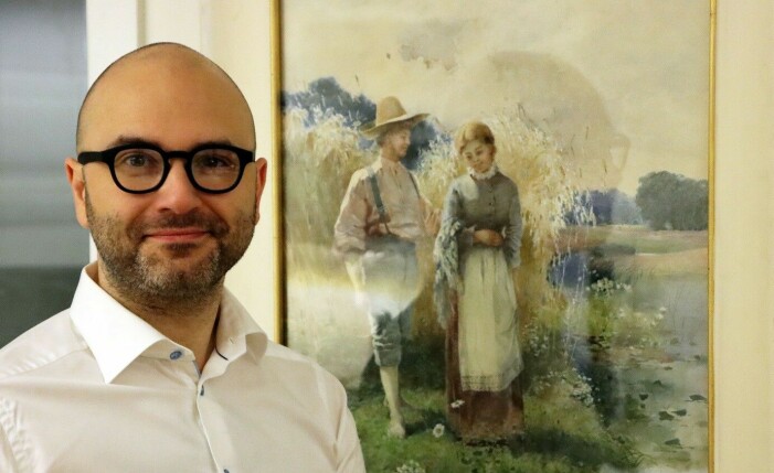 Missa inte att få din konst värderad, menar Jani. Foto: Privat. Jani Andersson framför en tavla