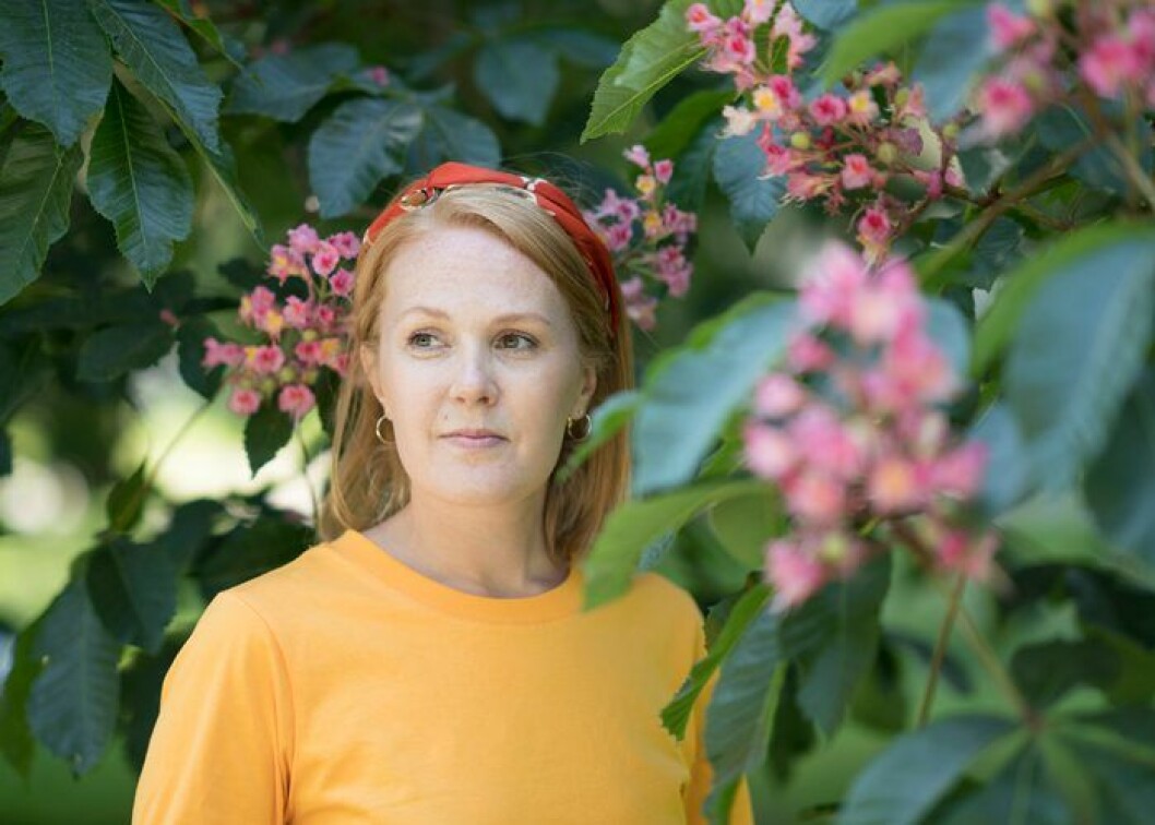 ”Jag har nog aldrig känt mig så älskad som med honom. Han såg på mig på ett sätt som ingen tidigare gjort,” berättar Mia. Mia i orange tröja med buskar i bakgrunden.