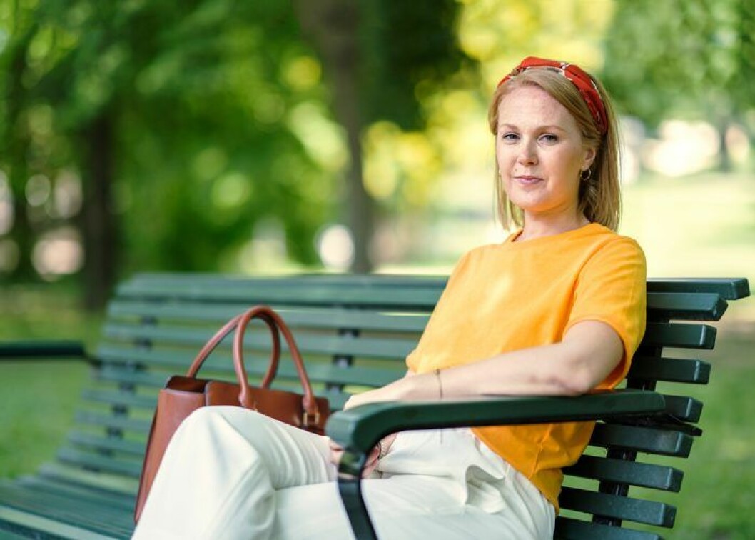 Mia påverkas fortfarande av den destruktiva relationen. ”Något som påminner om min exsambo kan få mig att skaka okontrollerat. Eller gråta som ett litet barn.” Mia sitter på parkbänk.