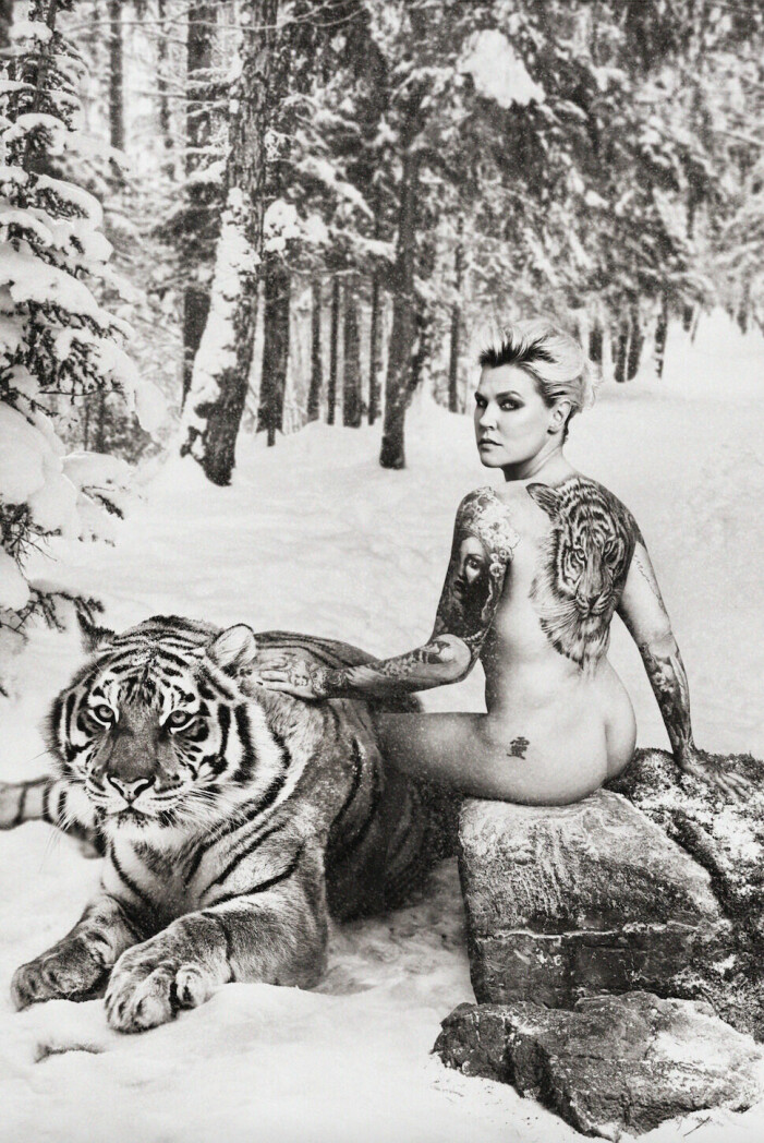 mia skäringer sitter med tiger