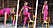 Mia Rodhborn visar träna hemma-övningen plankburpee med stol