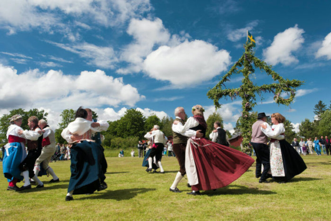 En majoritet av svenska folket vill ha sommartid året om, enligt en undersökning som DN låtit göra. Sömnforskare anser dock att det finns fler fördelar för folkhälsan med vintertid. Bild IBL midsommarstång dans folkdräkt