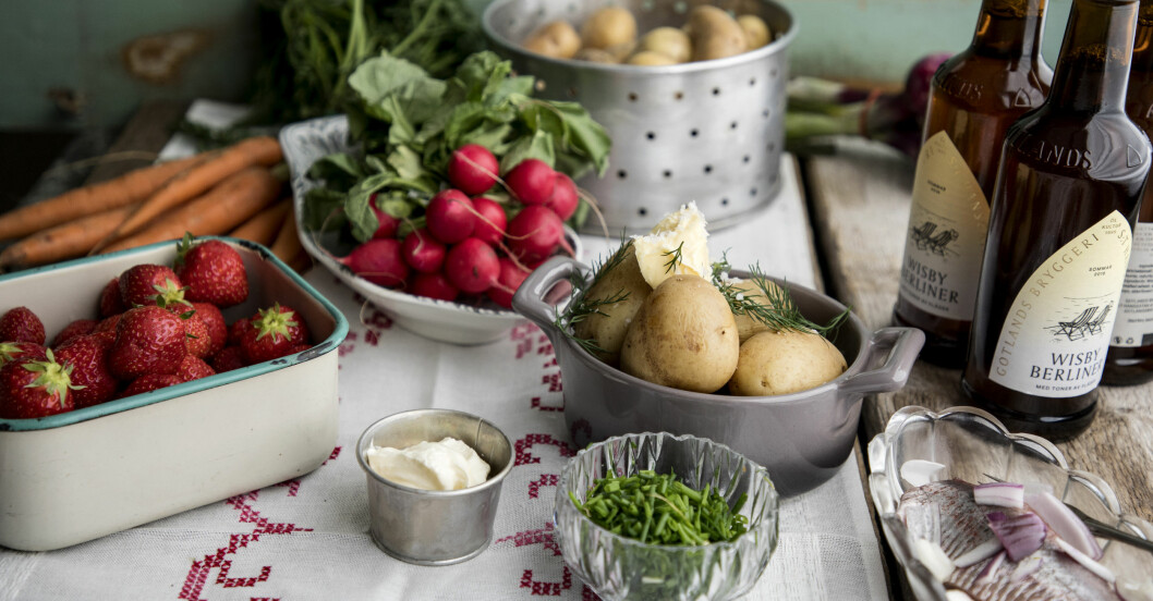 Det här återfinns ofta på det svenska midsommarbordet: jordgubbar, potatis, gräslök och sill. Midsommarmat: jordgubbar, potatis, sill, gräslök, rädisor och gräddfil.