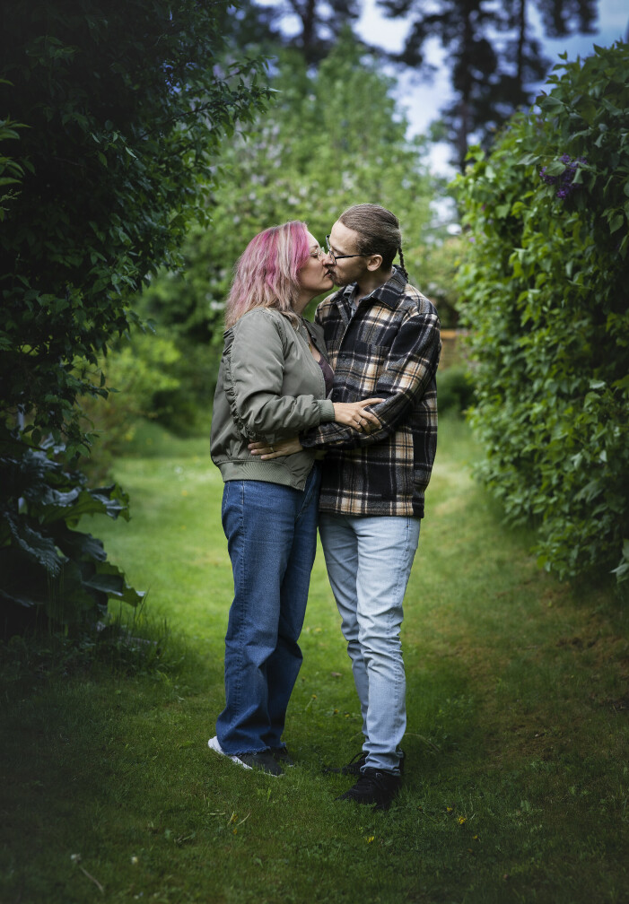 – I dag är vi på en bra plats och jag mår mycket bättre, säger Mikael och stöttas av Linda. Ett ungt par kysser varandra i en grönskande lund.