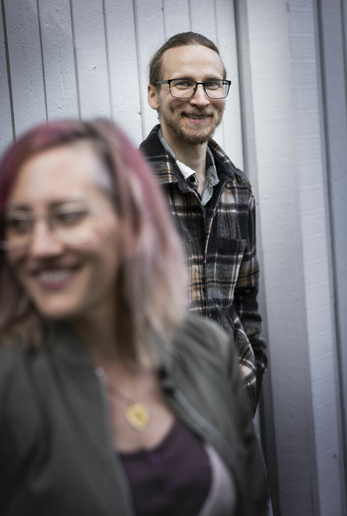 Att Mikael och Linda vill lyfta sin historia beror på att de är kritiska till hur lättvindigt vården och juridiken i dag bejakar människors önskan att byta kön. En man i 40-årsåldern i rutig skjorta och glasögon samt en kvinna i 35-årsåldern med rosa hår.